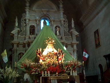 Imagen de la Virgen de la Candelaria en el Altar Mayor de la catedral de Puno - 2010.